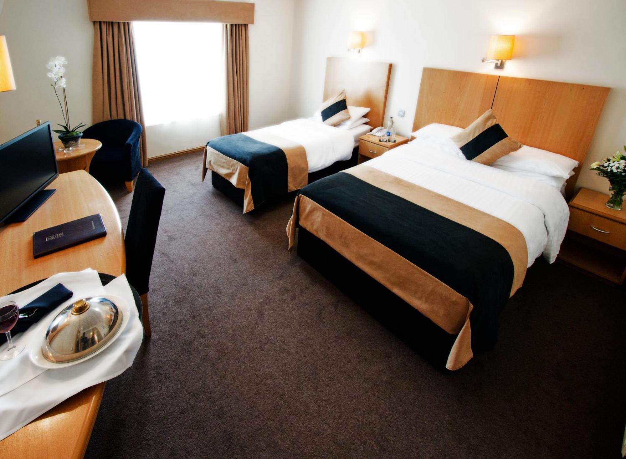 La Mon Hotel & Country Club Castlereagh エクステリア 写真