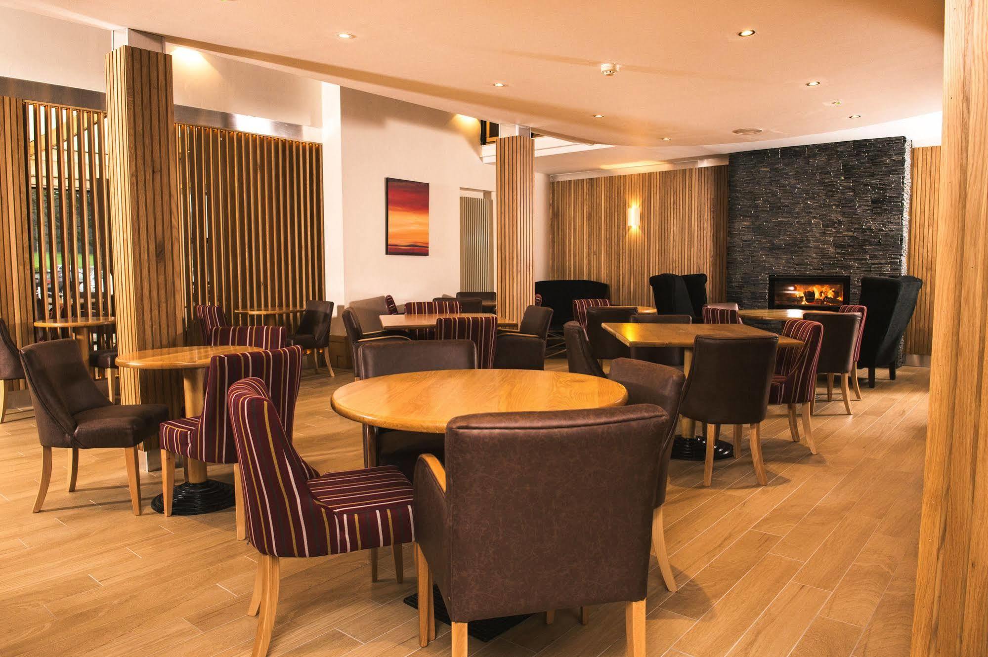 La Mon Hotel & Country Club Castlereagh エクステリア 写真