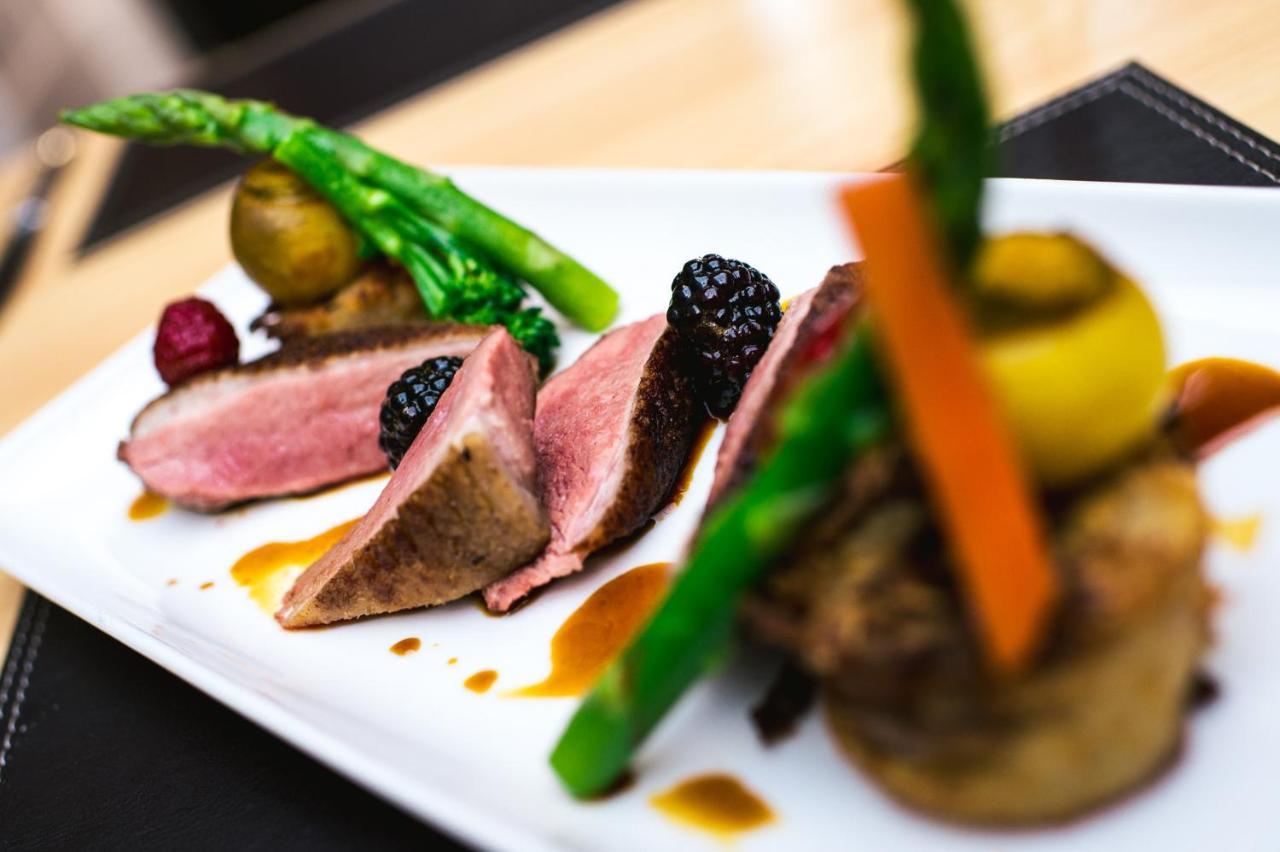 La Mon Hotel & Country Club Castlereagh エクステリア 写真